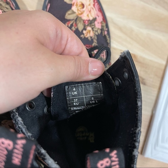 Dr. Martens Victorian Floral Docs Lace-Up Size 6 - Picture 9 of 11